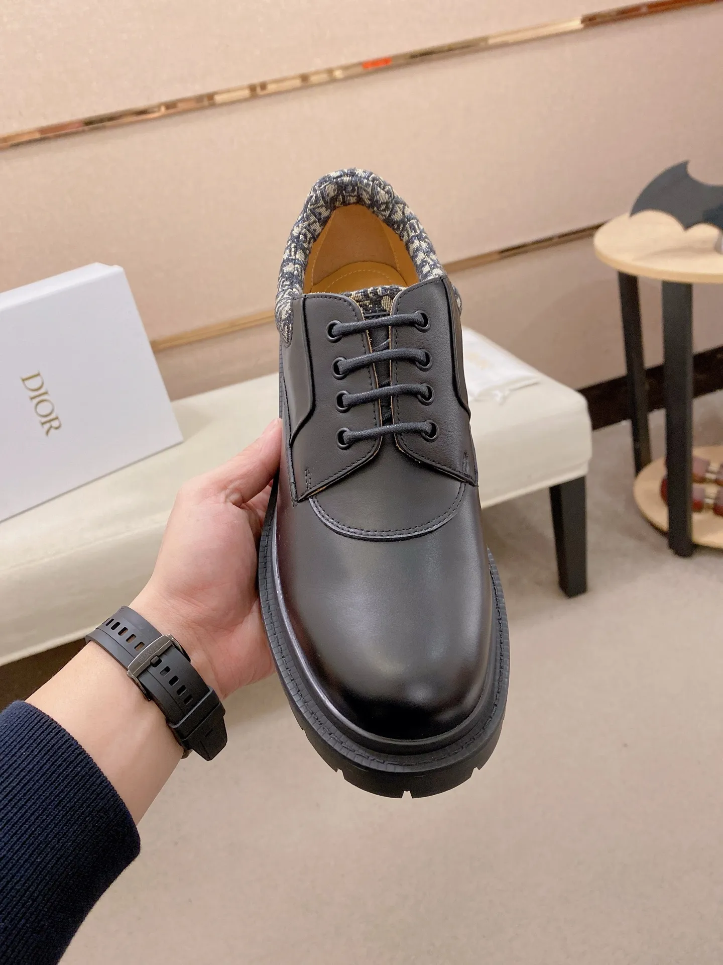 Factory price: 720💰Dior 25 latest men's old-money style leather shoes. They are definitely this year's big hit. They are very good-looking. Simple upper design. Presbyopia embellishment that is highly brand-recognizable. Full of details. The upper foot is grand and the legs are slim. This is just the right thing. Instantly heightens the height. A proper height-increasing tool. The upper is made of imported calfskin. The lining is mixed sheepskin. The original combination rubber outsole. Code number: 39-44. Customized45